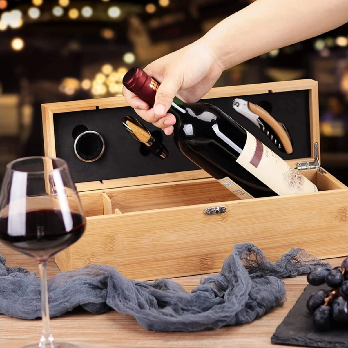 Set accesorii pentru vin în cutie din lemn, cu tirbușon, dop, antipicurător și cutter pentru folie