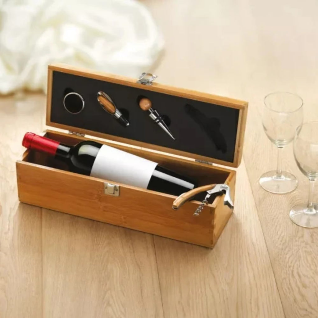 Set accesorii pentru vin în cutie din lemn, cu tirbușon, dop, antipicurător și cutter pentru folie